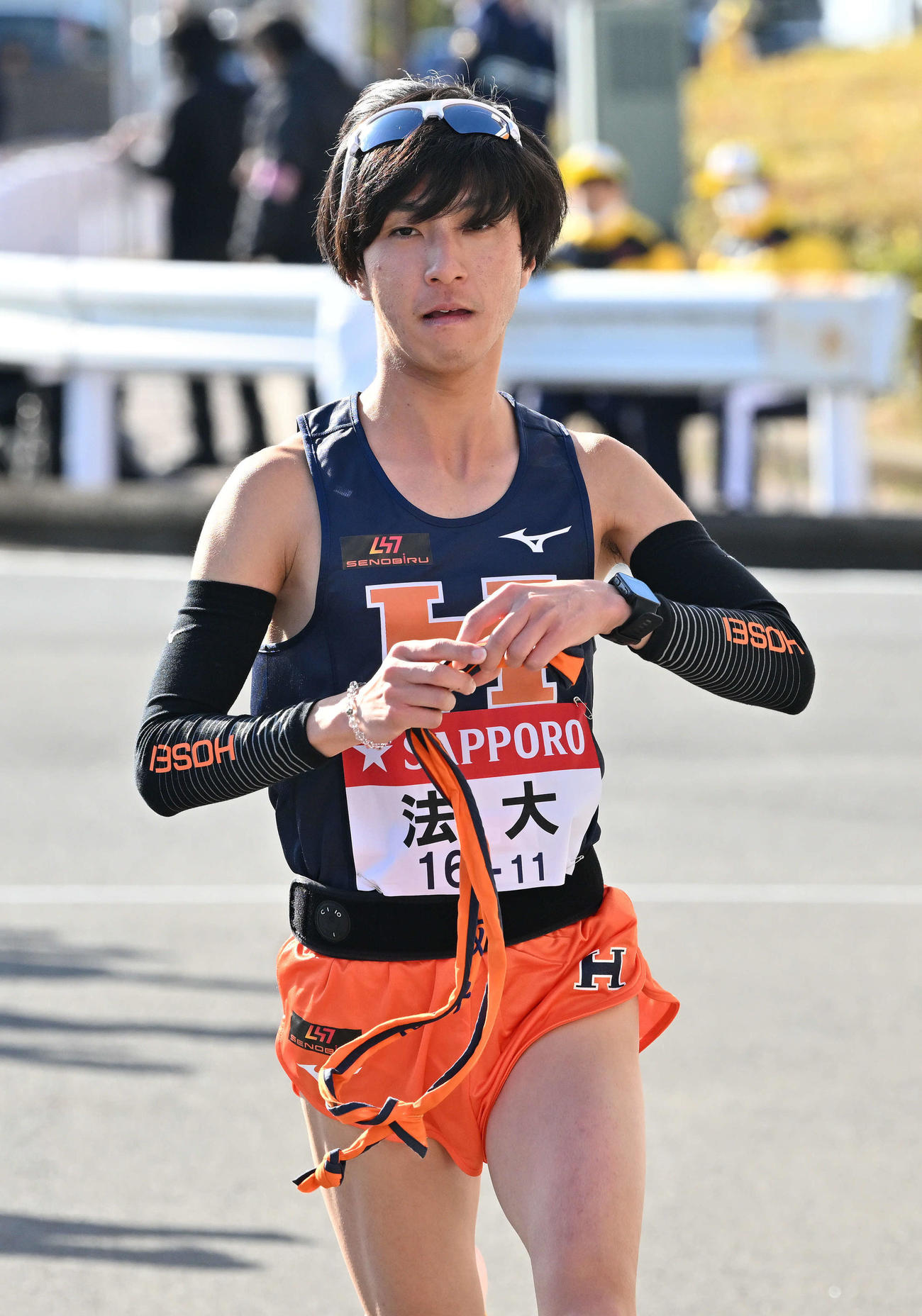 戸塚中継所でたすきを受け走り出す法大9区清家（撮影・滝沢徹郎）