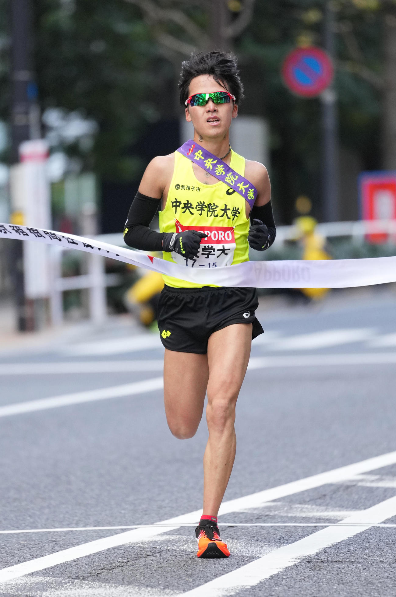 16位でゴールする中央学院大10区中島（撮影・菅敏）
