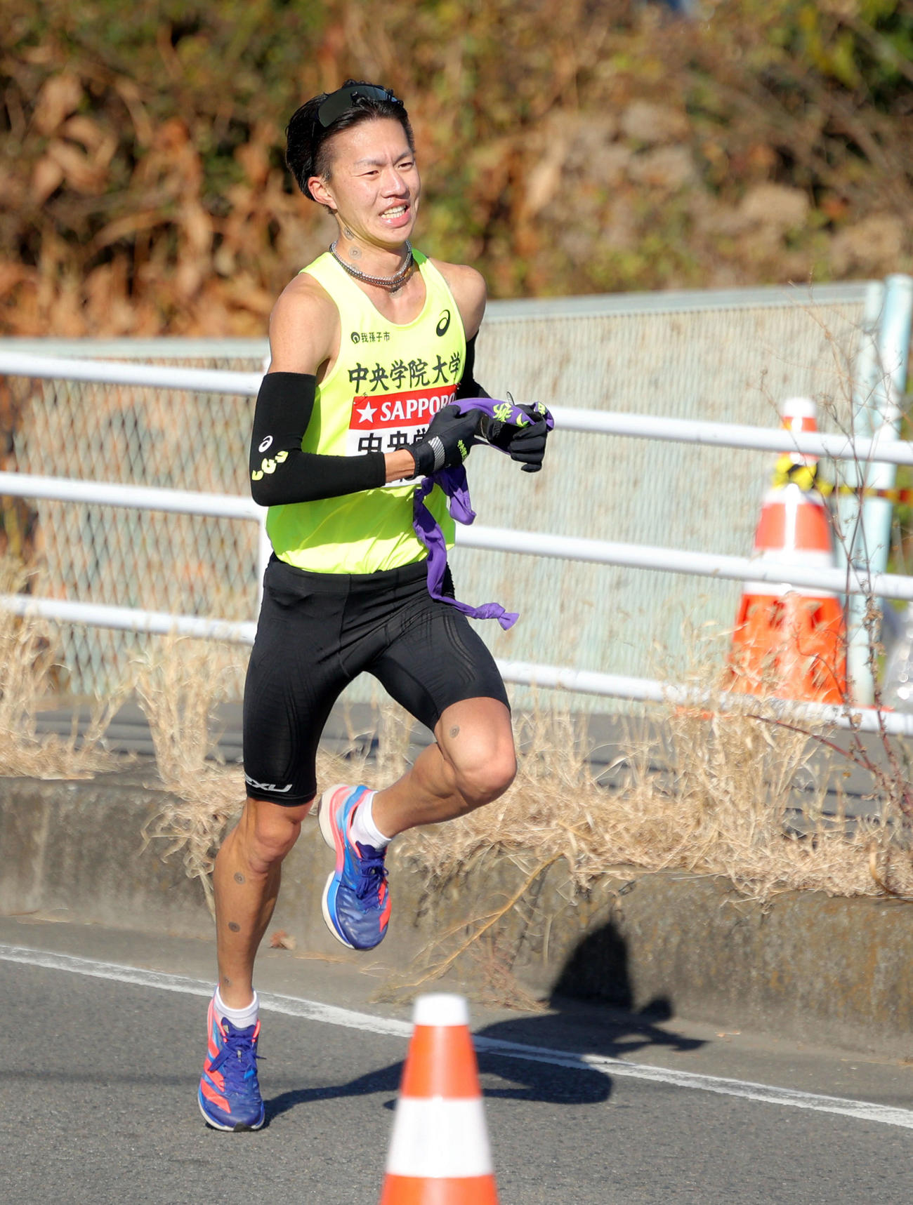 平塚中継所手前を力走する中央学院大7区松井（撮影・河田真司）