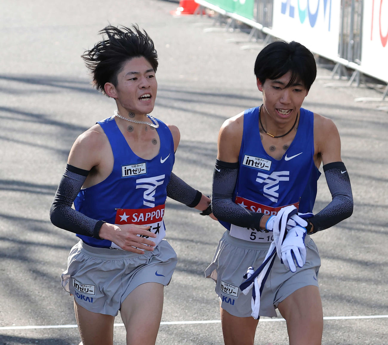 鶴見中継所、たすきをつなぐ東海大9区竹村（左）と10区吉冨（撮影・河野匠）