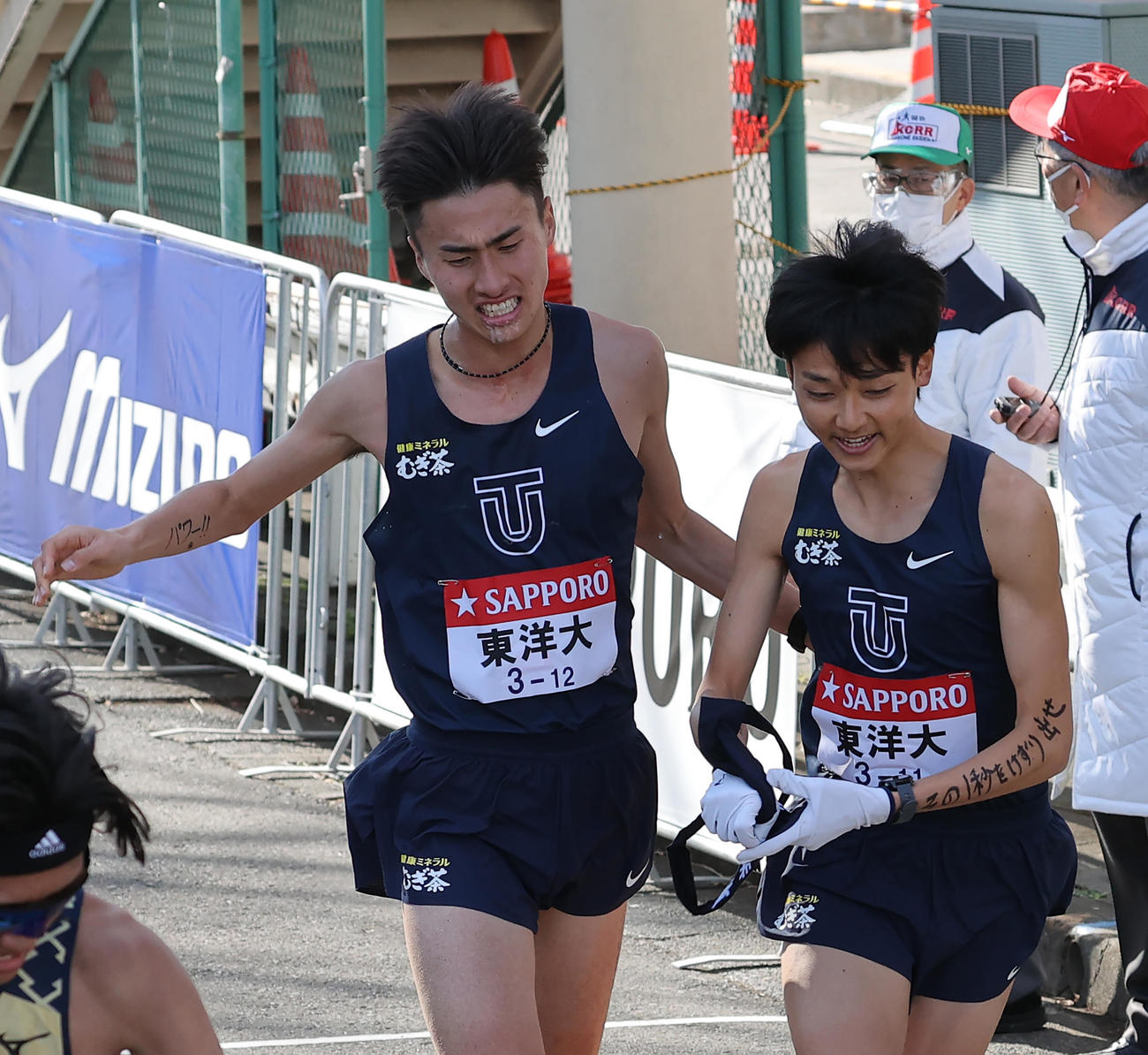 鶴見中継所、たすきをつなぐ東洋大9区前田（左）と10区清野（撮影・河野匠）