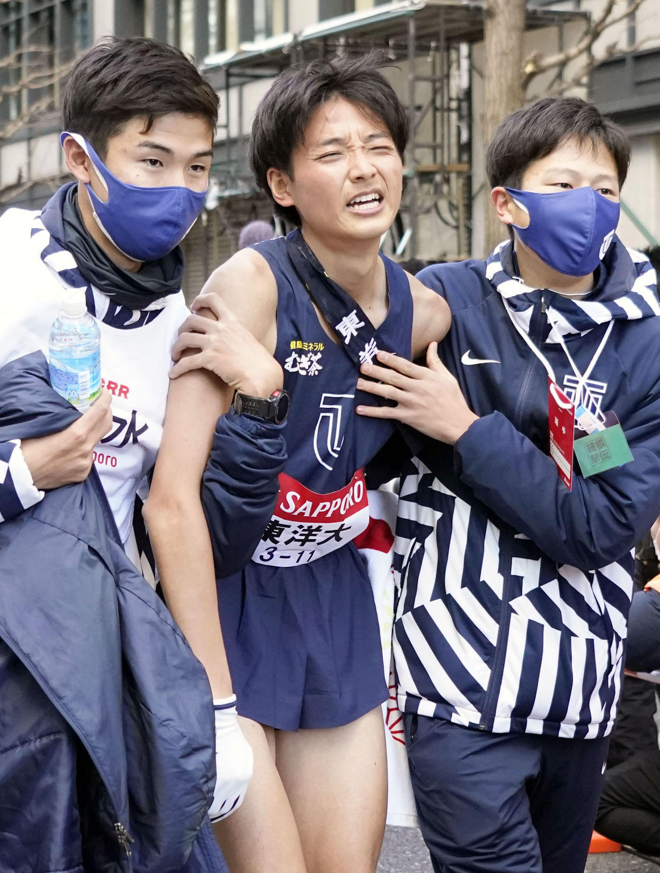 4位でゴールした東洋大のアンカー・清野太雅（共同）