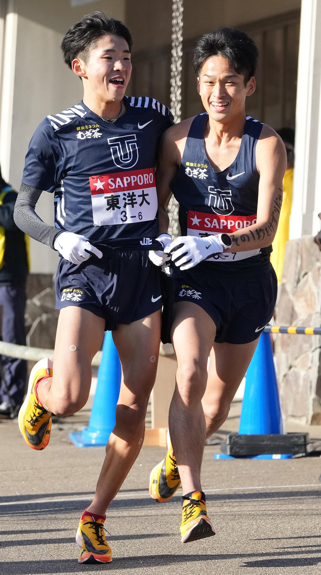東洋大6区九嶋（左）は小田原中継所で7区梅崎にたすきを渡す（撮影・鈴木みどり）