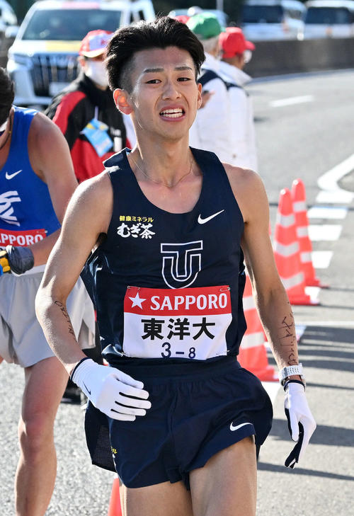 箱根駅伝 東洋大復路2位で総合4位 アンカー清野太雅区間2位の快走 陸上写真ニュース 日刊スポーツ 箱根駅伝 東洋大復路2位で総合4位 アンカー清野太雅区間2位の快走 陸上写真ニュース 日刊スポーツ