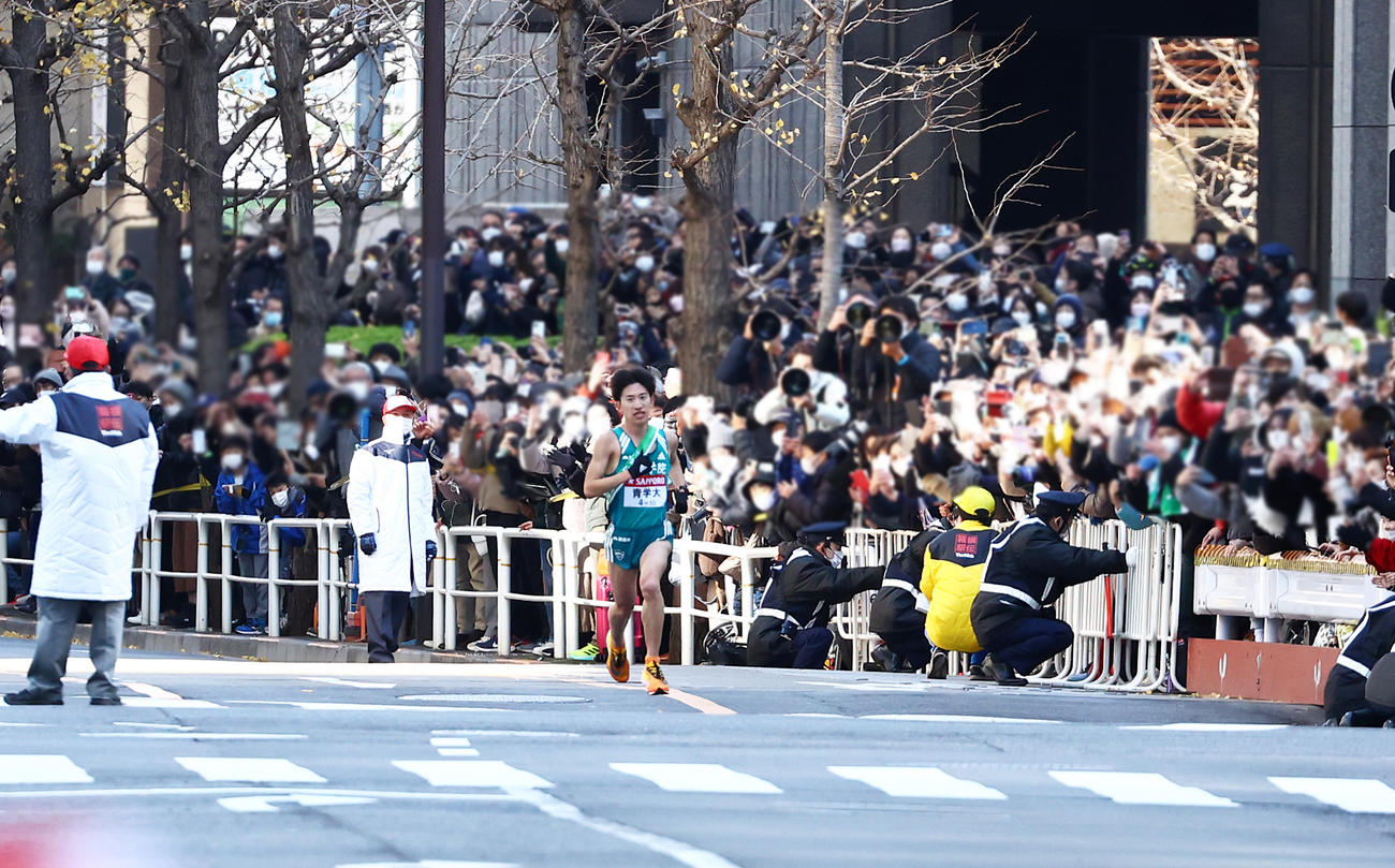 復路最後の直線に入る青学大・中倉（中央）を見つめる沿道の観客（撮影・垰建太）