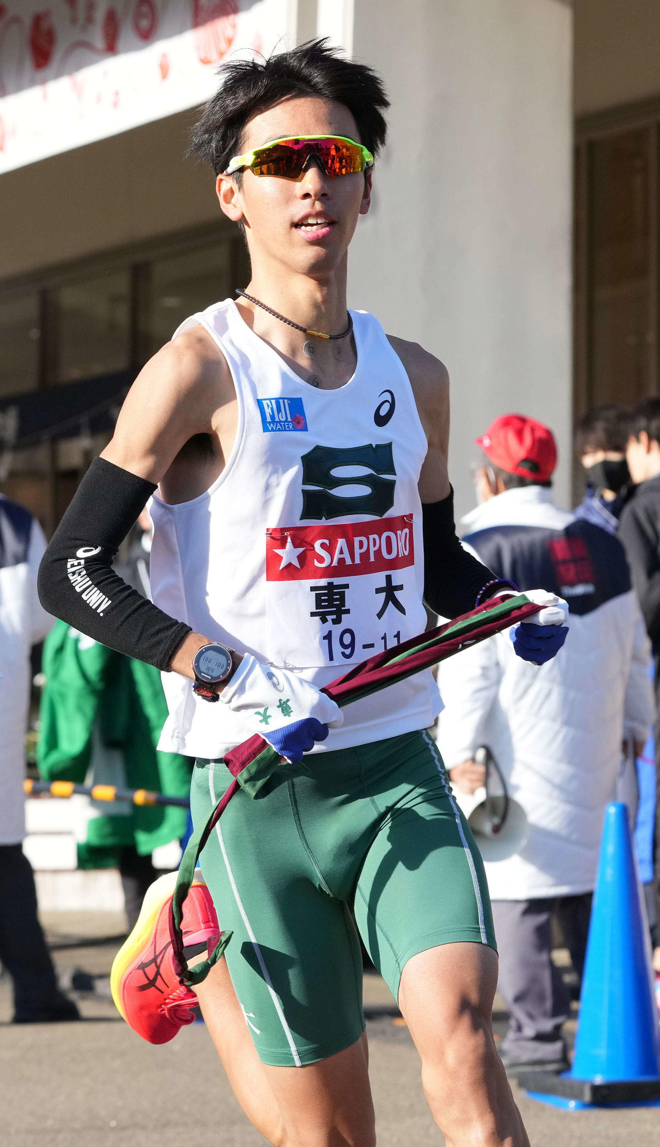 小田原中継所を出発する専大7区国増（撮影・鈴木みどり）