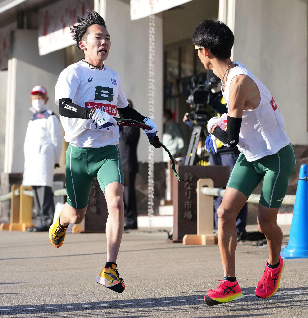 専大6区横山（左）は小田原中継所で7区国増にたすきを渡す（撮影・鈴木みどり）