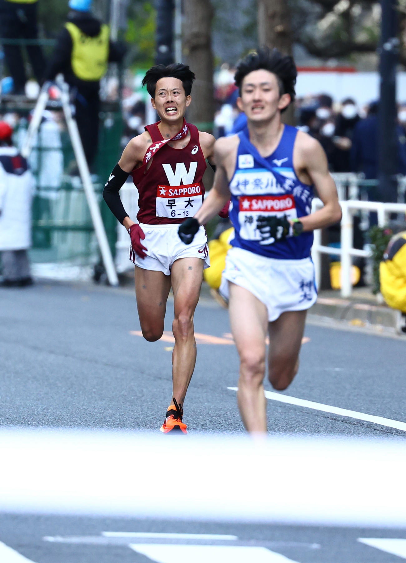 最後の直線で神奈川大・有村（手前）を必死の表情で追いかける早大・山口（撮影・垰建太）