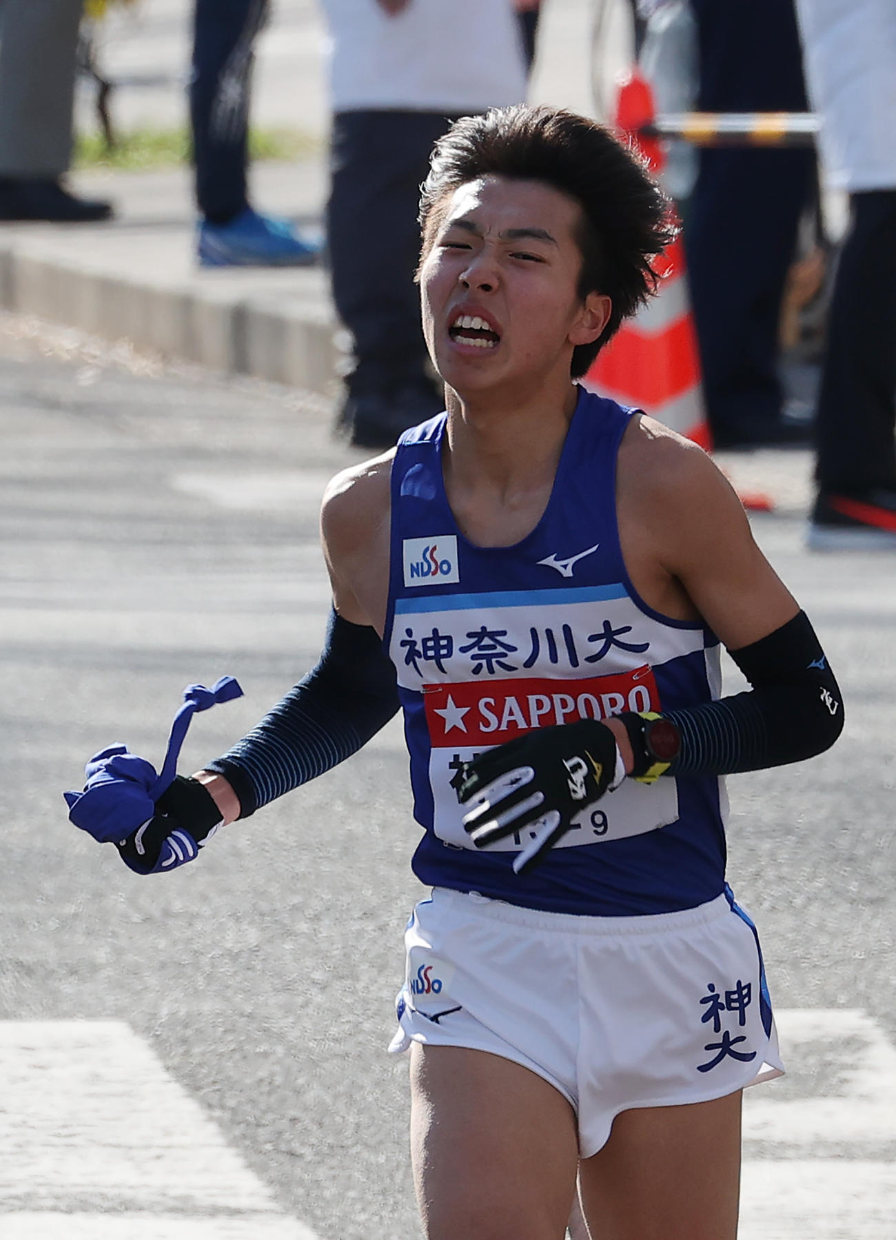鶴見中継所に向かってスパートをかける神奈川大9区小林篤（撮影・河野匠）