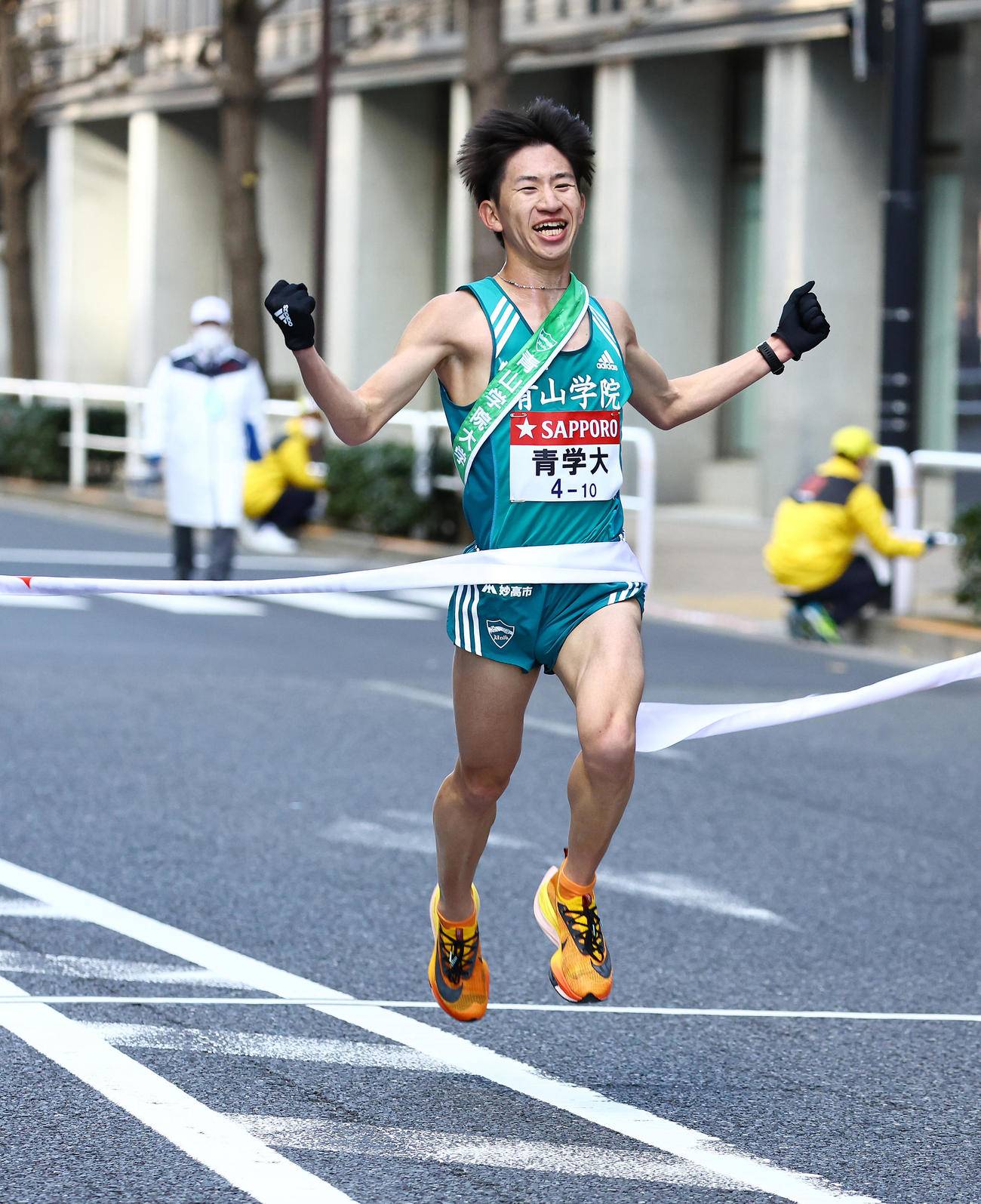 復路を1着でゴールし総合優勝を果たしガッツポーズする青学大・中倉（撮影・垰建太）