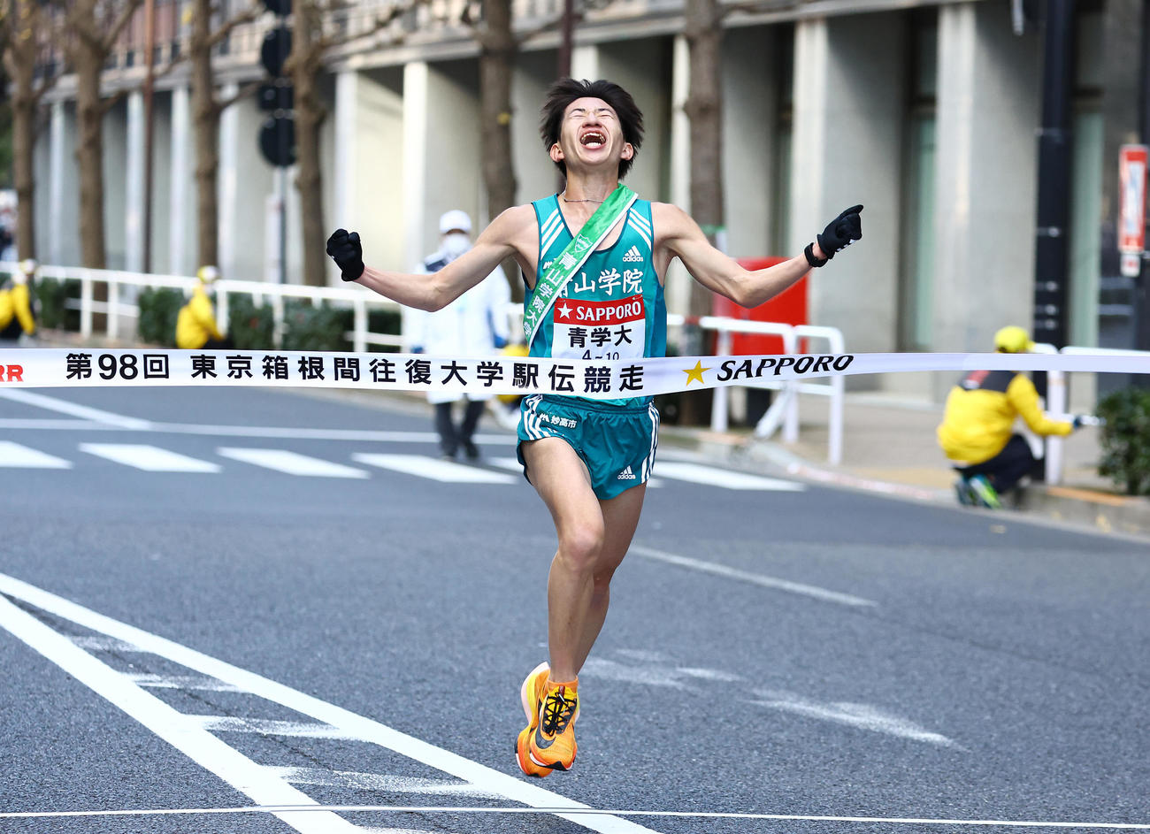 復路を1着でゴールし総合優勝を果たしガッツポーズする青学大・中倉（撮影・垰建太）