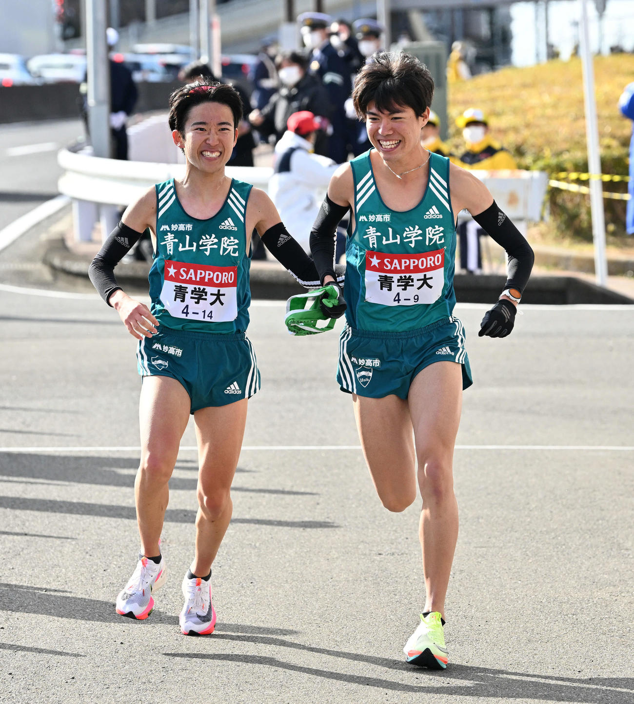 戸塚中継所で青学大8区佐藤（左）は9区中村にたすきを渡す（撮影・滝沢徹郎）