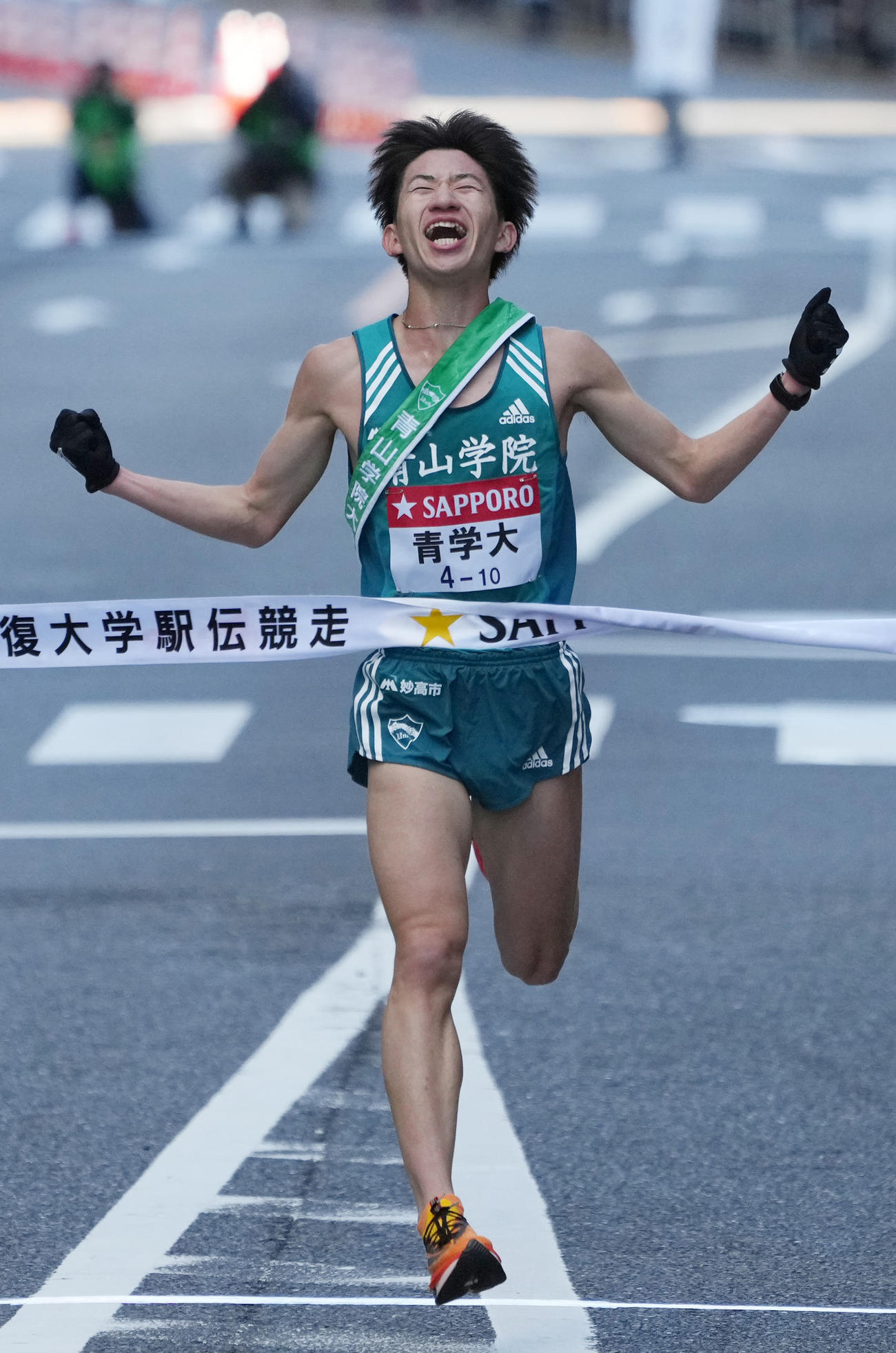 大会新記録で総合優勝を決め、笑顔でゴールテープを切る青学大アンカーの中倉（代表撮影）