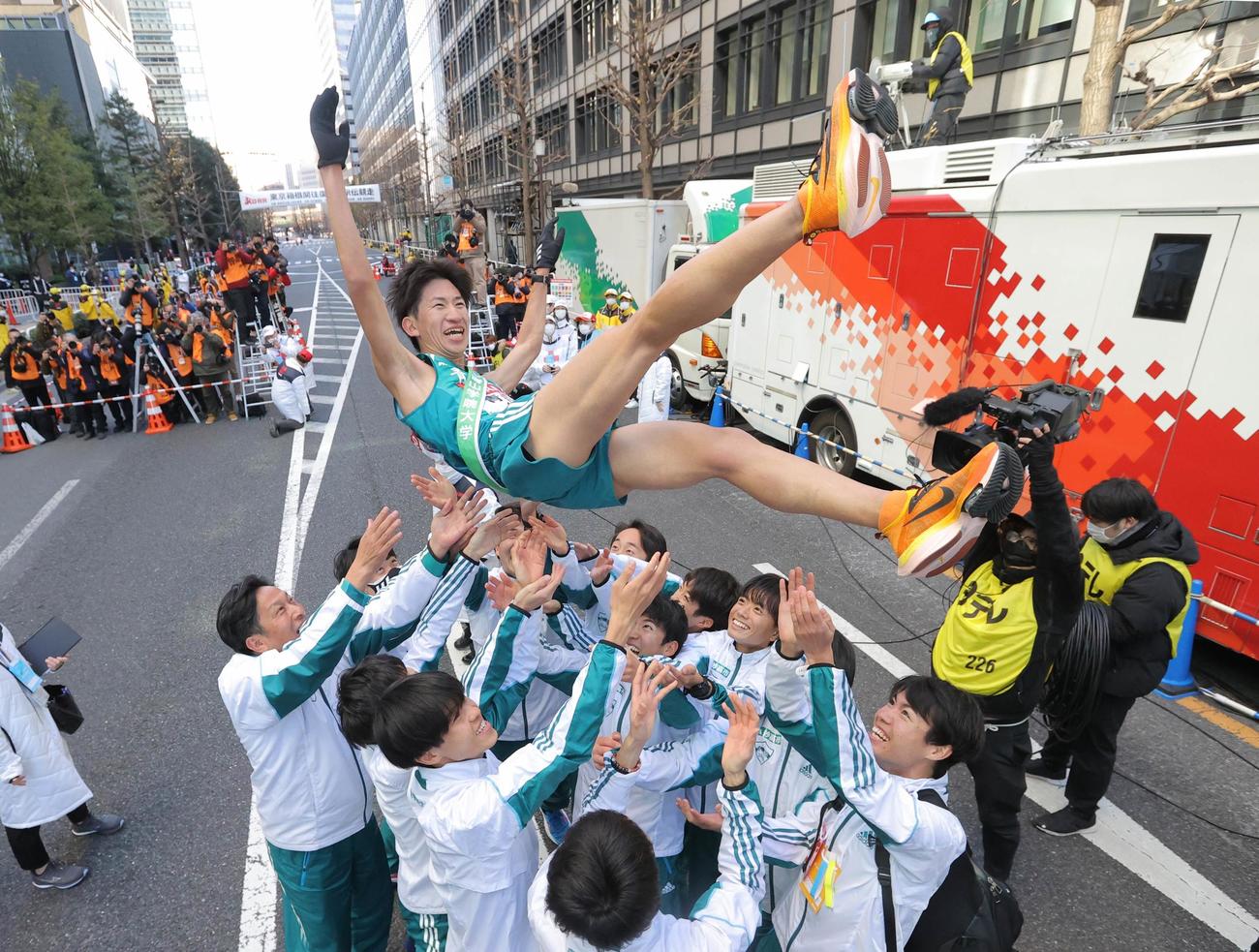 総合優勝を果たし、胴上げされる青学大10区の中倉（代表撮影）