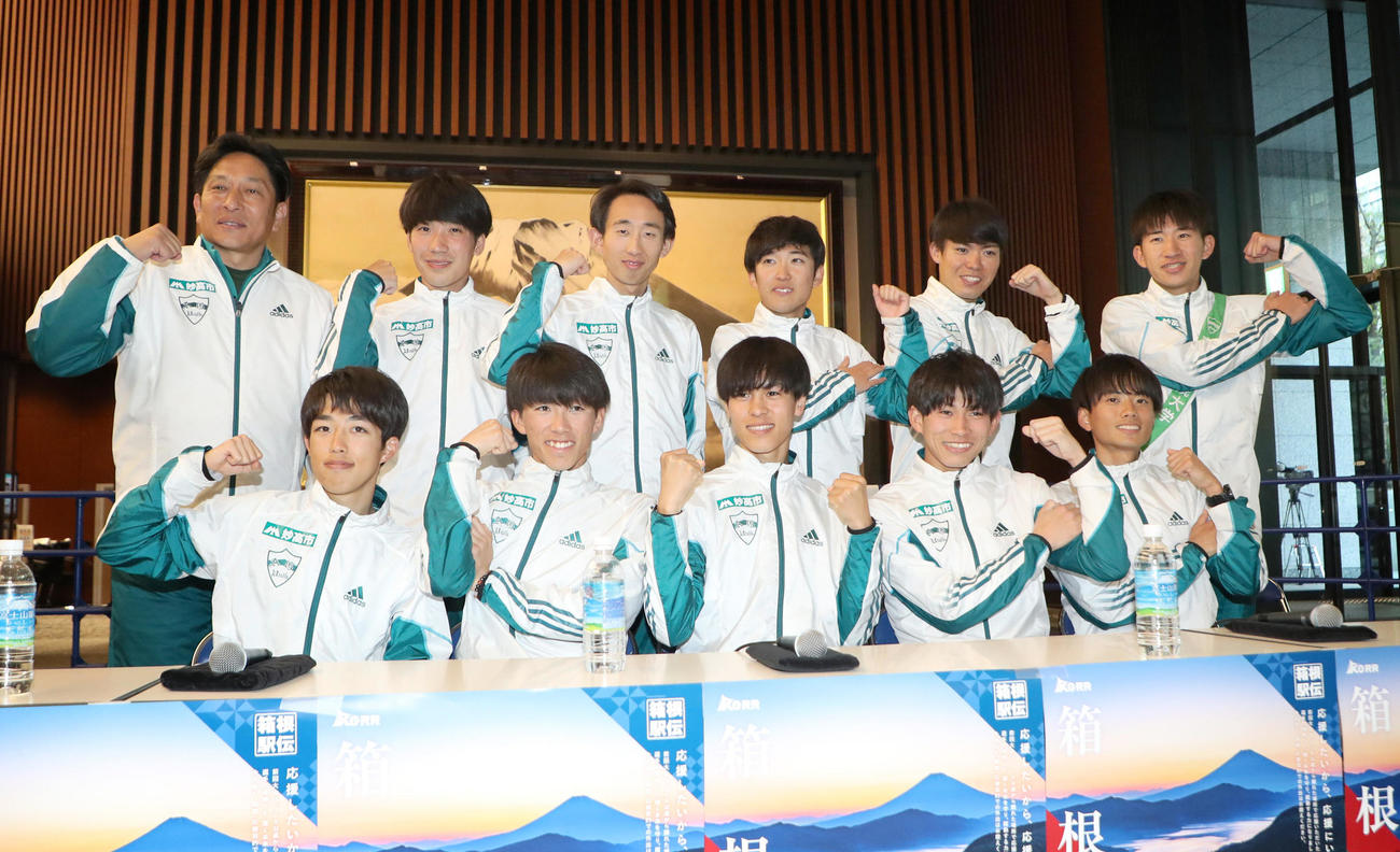 会見後、記念写真におさまる青学大の、前列左から1区志貴、2区近藤、3区太田、4区飯田、5区若林、後列左から原監督、6区高橋、7区岸本、8区佐藤、9区中村、10区中倉（代表撮影）