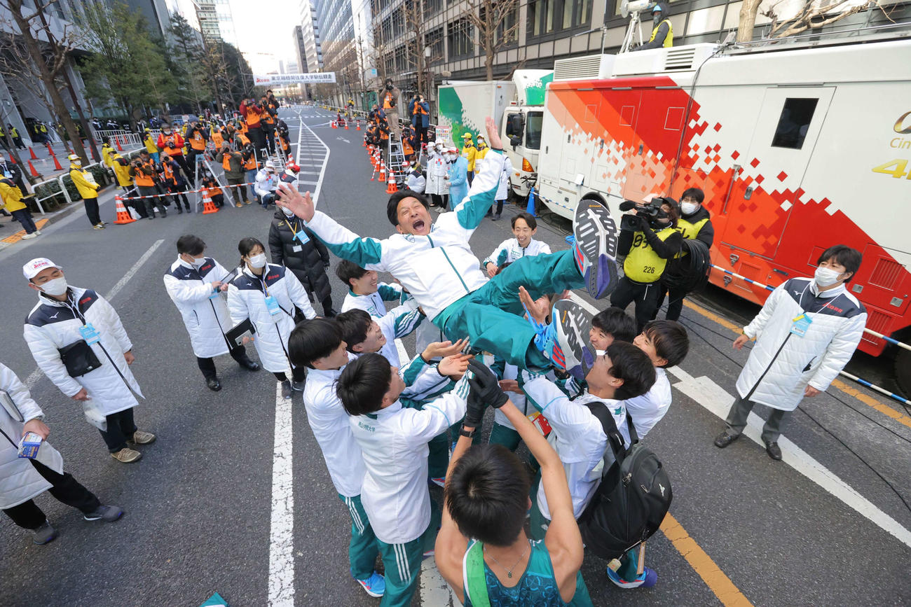 総合優勝を果たし、笑顔で胴上げされる青学大の原監督（代表撮影）