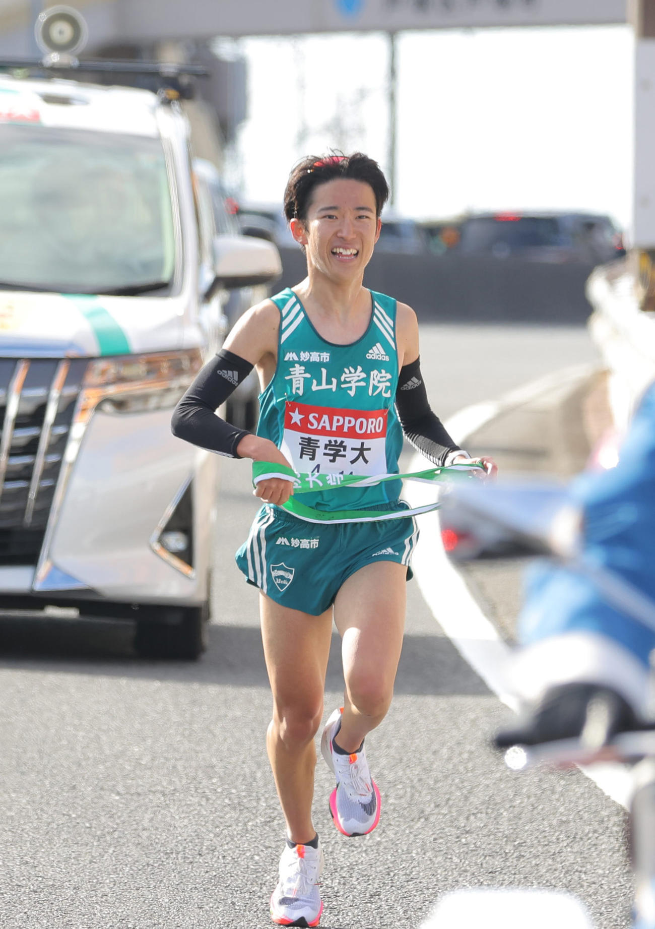 笑顔で戸塚中継所へ向かう青学大8区佐藤（代表撮影）