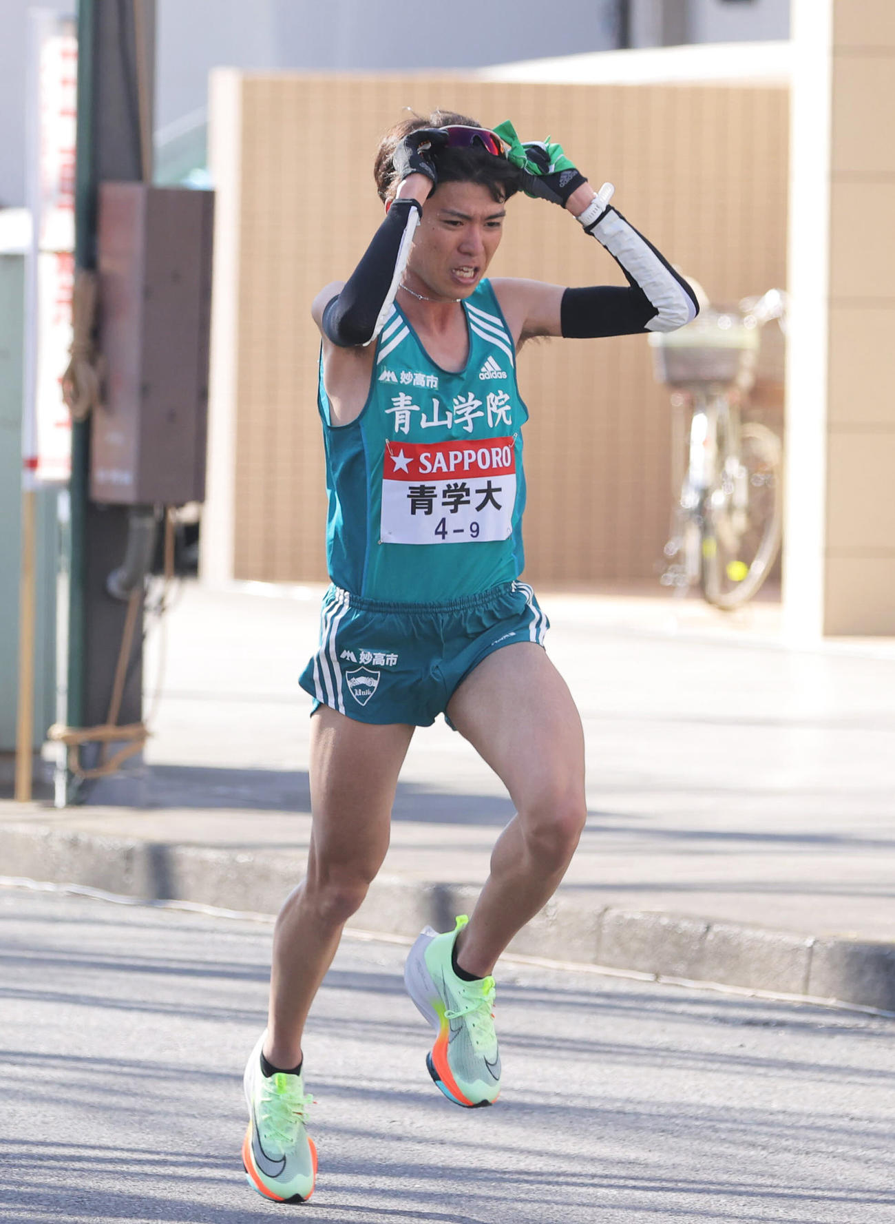 鶴見中継所直前でサングラスを頭にかける青学大9区中村（代表撮影）