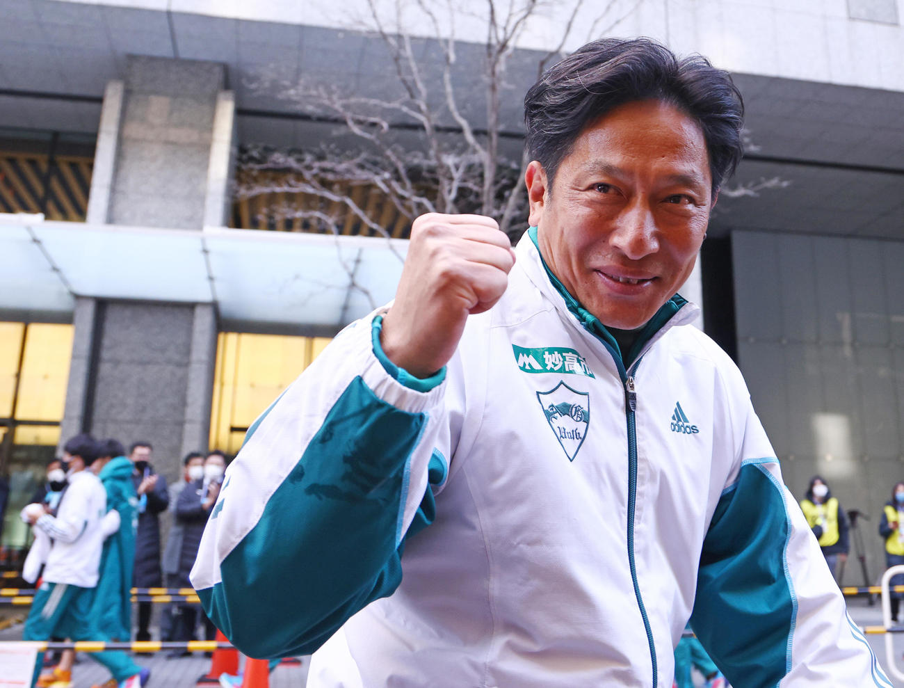 総合優勝を果たし笑顔でガッツポーズする青学大・原監督（撮影・垰建太）