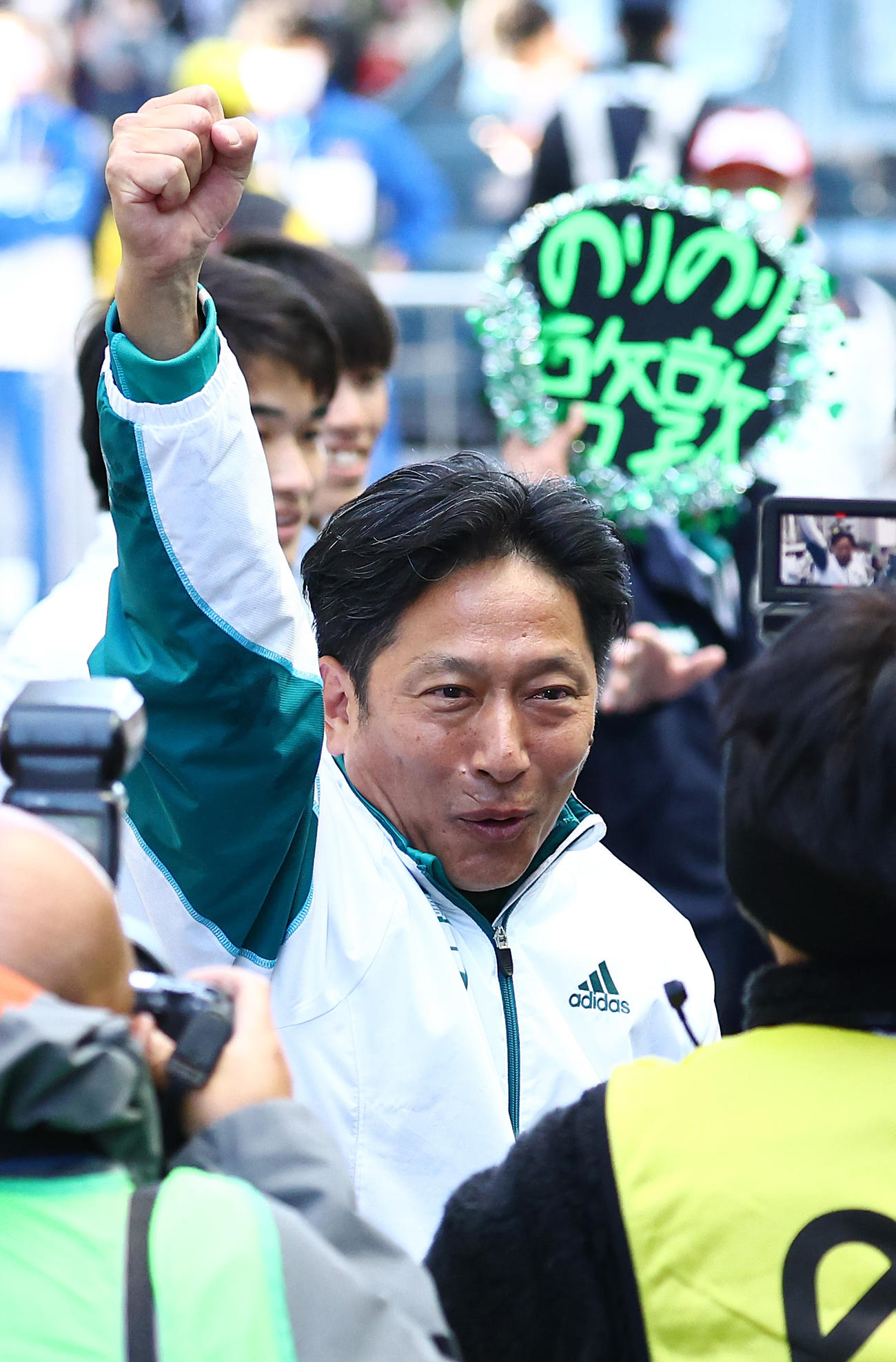 総合優勝を果たしテレビカメラにガッツポーズする青学大・原監督（中央）（撮影・垰建太）