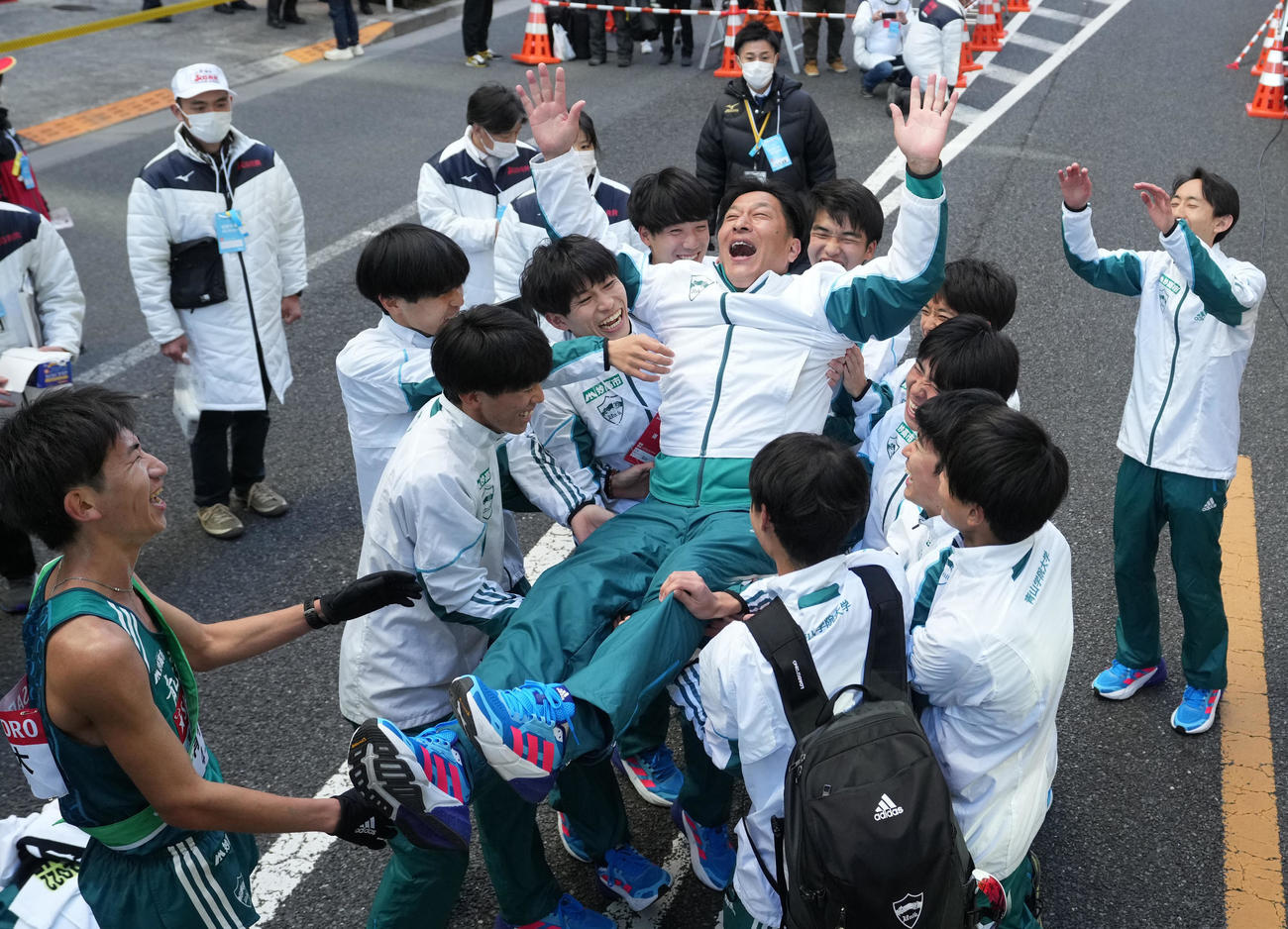 大会新記録で総合優勝を決め、胴上げされる青学大の原監督（代表撮影）