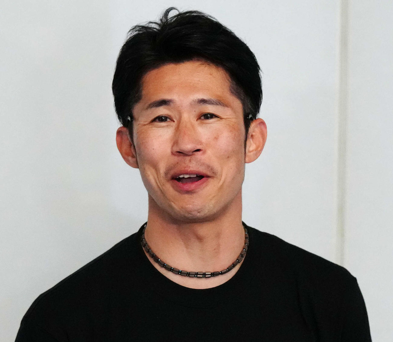 大会後、インタビューに応じる駿河台大・徳本監督（撮影・江口和貴）