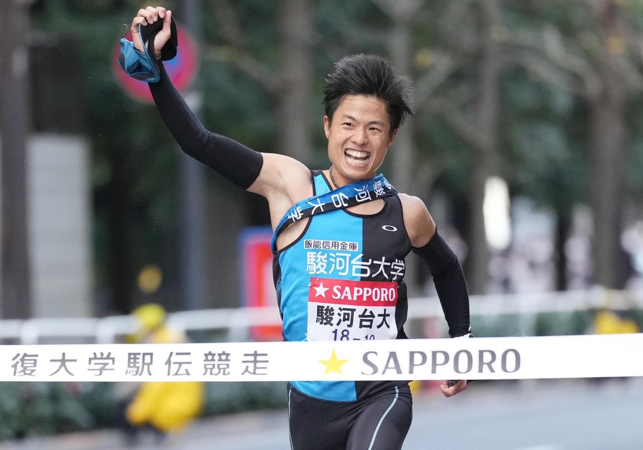 第98回箱根駅伝復路　19位でゴールする駿河台大10区阪本（撮影・菅敏）＝2022年1月3日