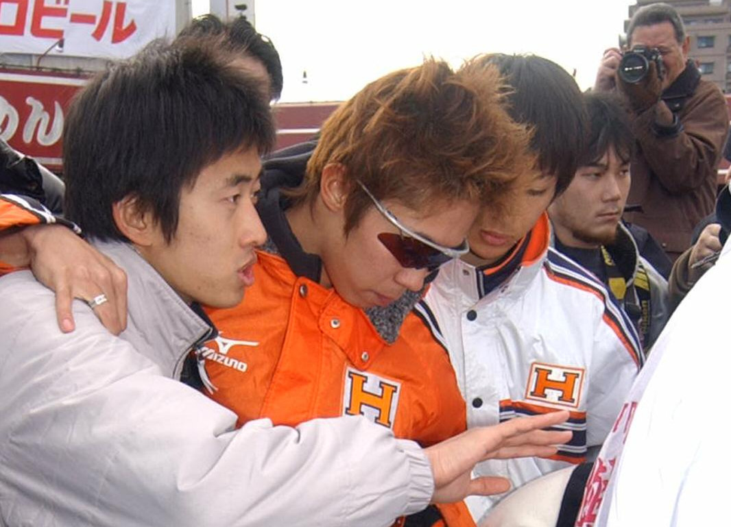 2002年1月2日箱根駅伝　タスキを渡すことができずにリタイアした法大の2区徳本一善（中央）