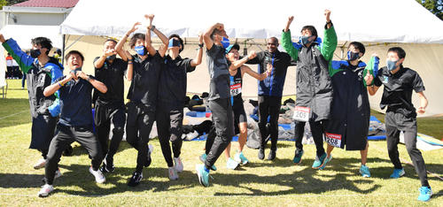 第98回箱根駅伝予選会　箱根駅伝初出場を決め歓喜する駿河台大の選手（撮影・柴田隆二）＝2021年10月23日