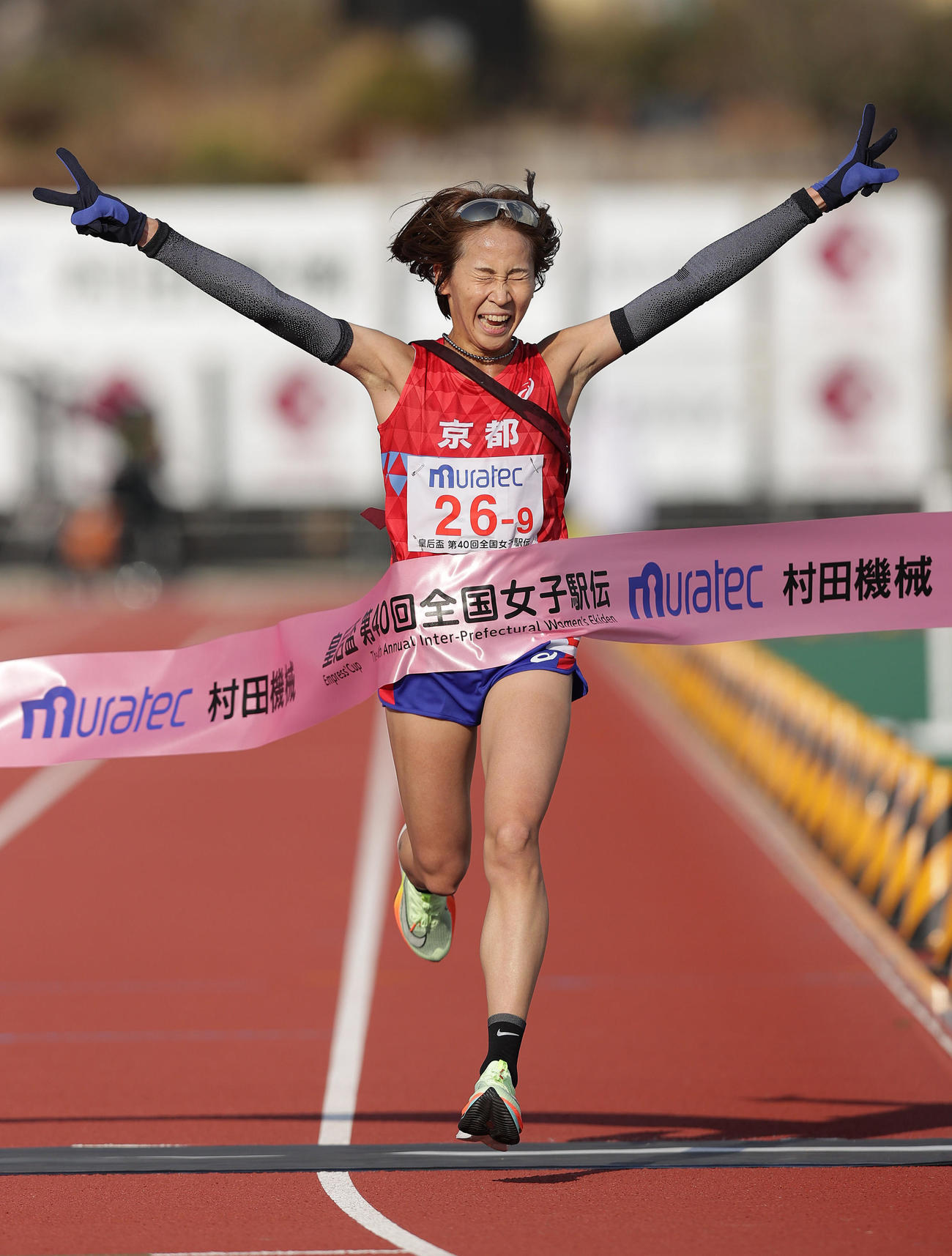 1位でゴールテープを切る京都アンカーの安藤（撮影・前田充）