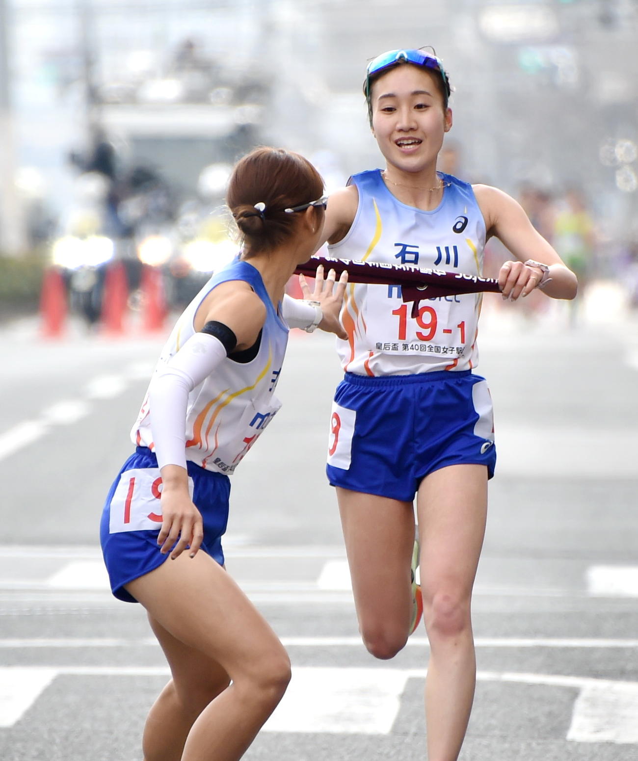 1区トップでたすきを渡す石川・五島莉乃（右）（撮影・山田愛斗）