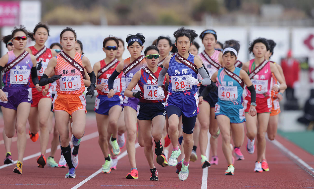 一斉にスタートする兵庫・田中（右から4人目）ら1区の選手たち（撮影・前田充）