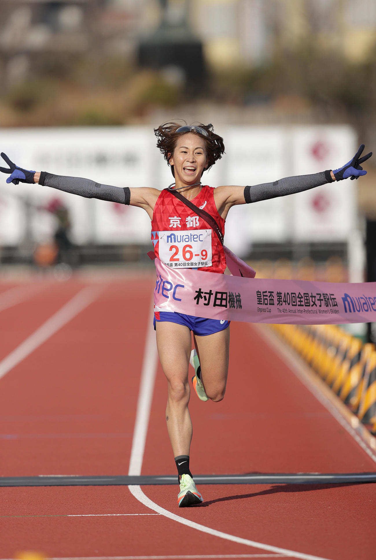 1位でゴールテープを切る京都アンカーの安藤（撮影・前田充）