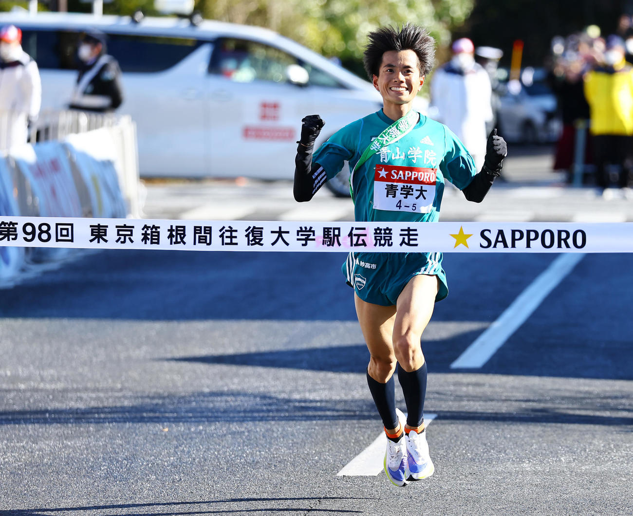 横路優勝のゴールテープを切る青学大5区若林（2022年1月2日撮影）