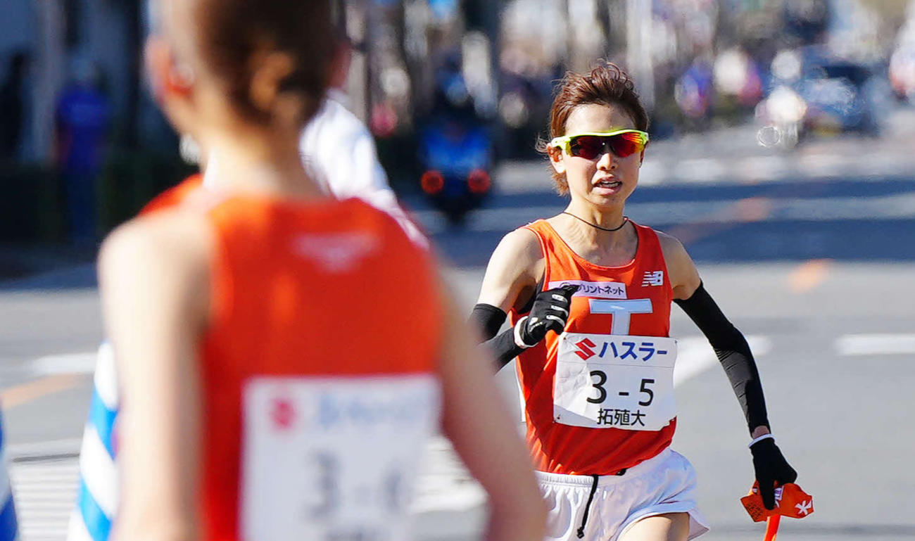 全日本大学女子選抜駅伝の第5中継所に向かう拓大5区不破（撮影・江口和貴）＝2021年12月30日