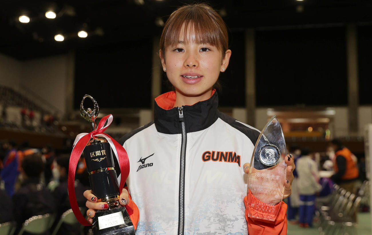 全国都道府県対抗女子駅伝　区間賞と優秀選手賞のトロフィーを手に笑顔を見せる不破聖衣来（撮影・前田充）＝2022年1月16日