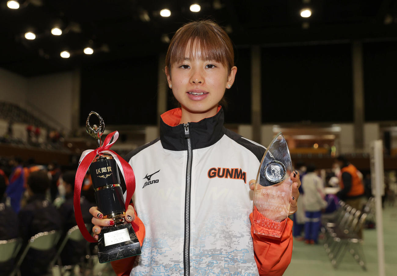 区間賞と優秀選手賞のトロフィーを手に笑顔を見せる群馬4区の不破（撮影・前田充）
