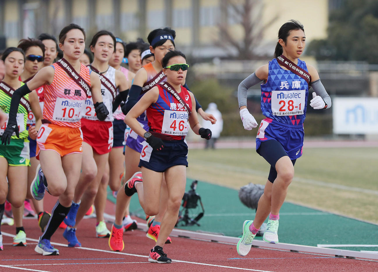一斉にスタートする兵庫・田中（右）ら1区の選手たち（撮影・前田充）