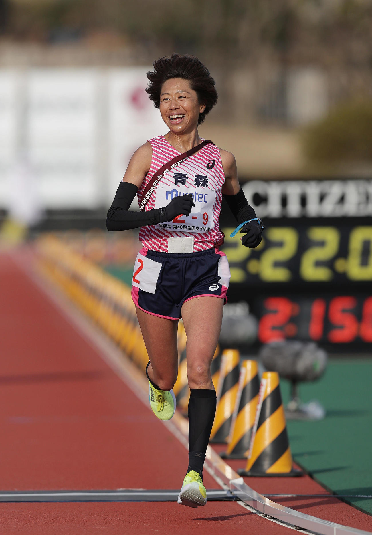 28位で笑顔でゴールする青森アンカーの福士加代子（撮影・前田充）