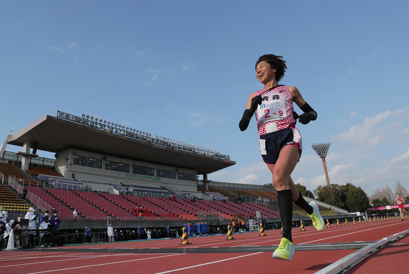 28位でゴールし、笑顔を見せる青森アンカーの福士加代子（撮影・前田充）