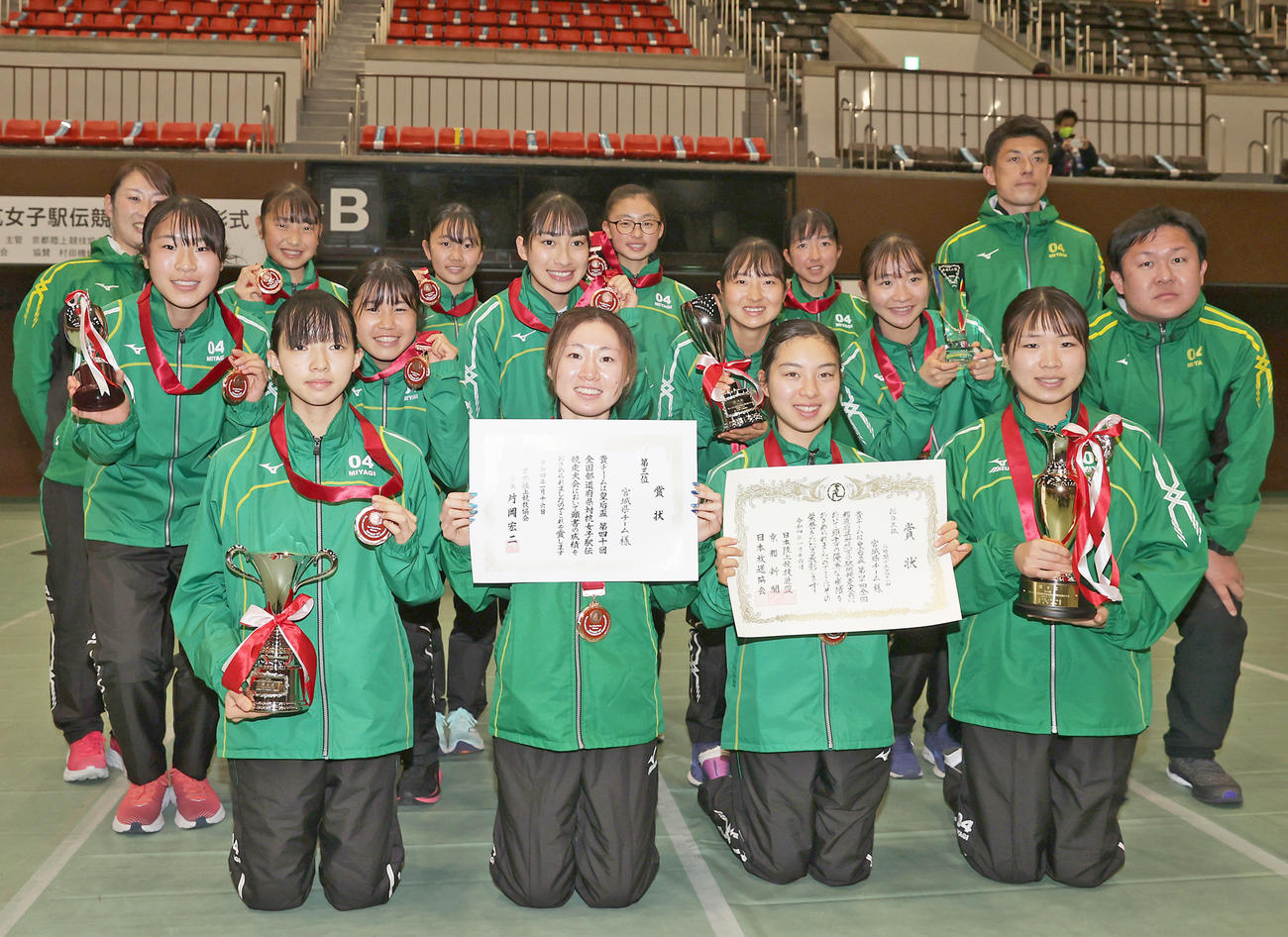 3位となり笑顔で写真に納まる宮城の選手たち（撮影・前田充）