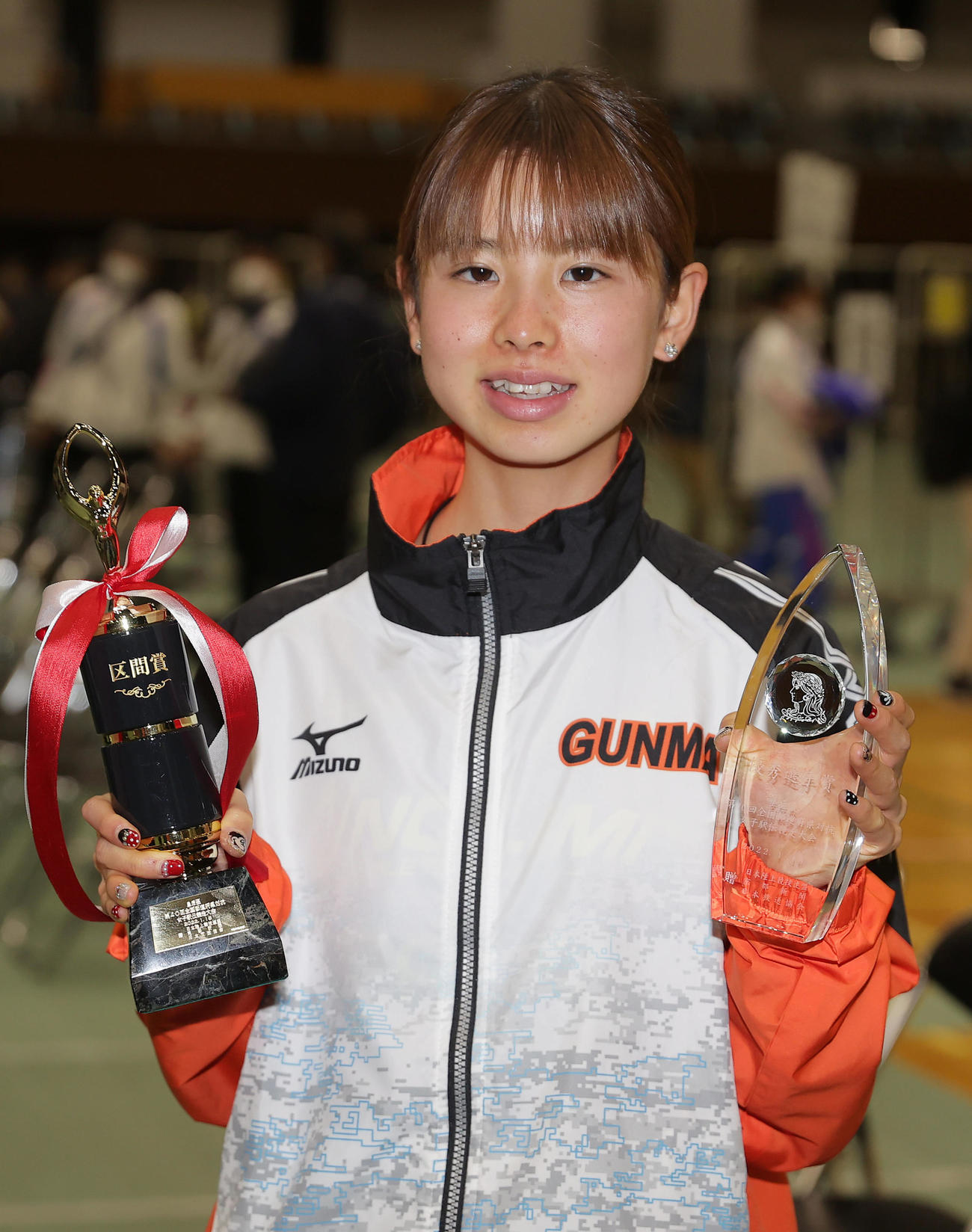 区間賞と優秀選手賞のトロフィーを手に笑顔を見せる群馬4区の不破（撮影・前田充）