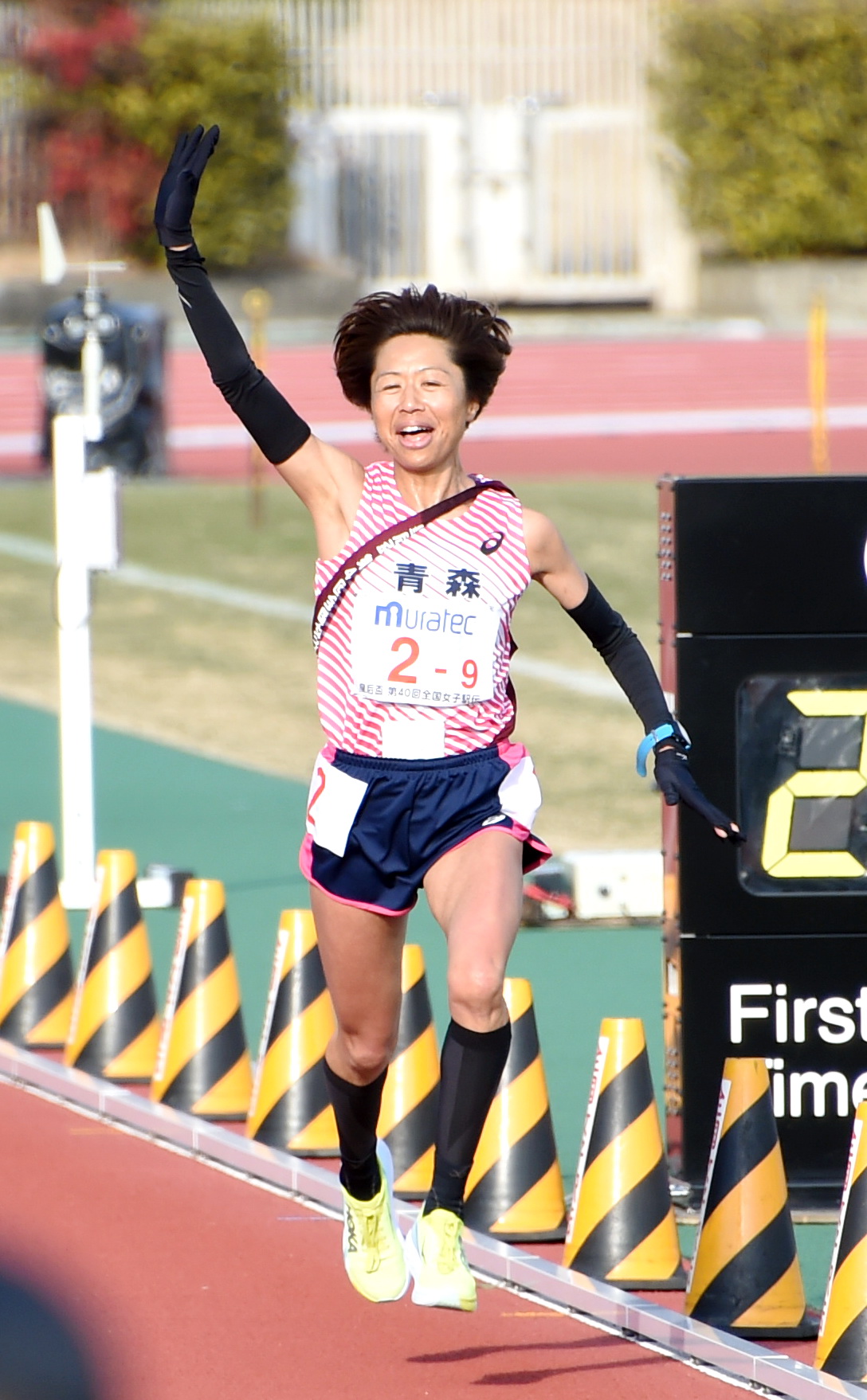 手を振りながら「ラスト駅伝」を楽しむ青森9区・福士（撮影・山田愛斗）