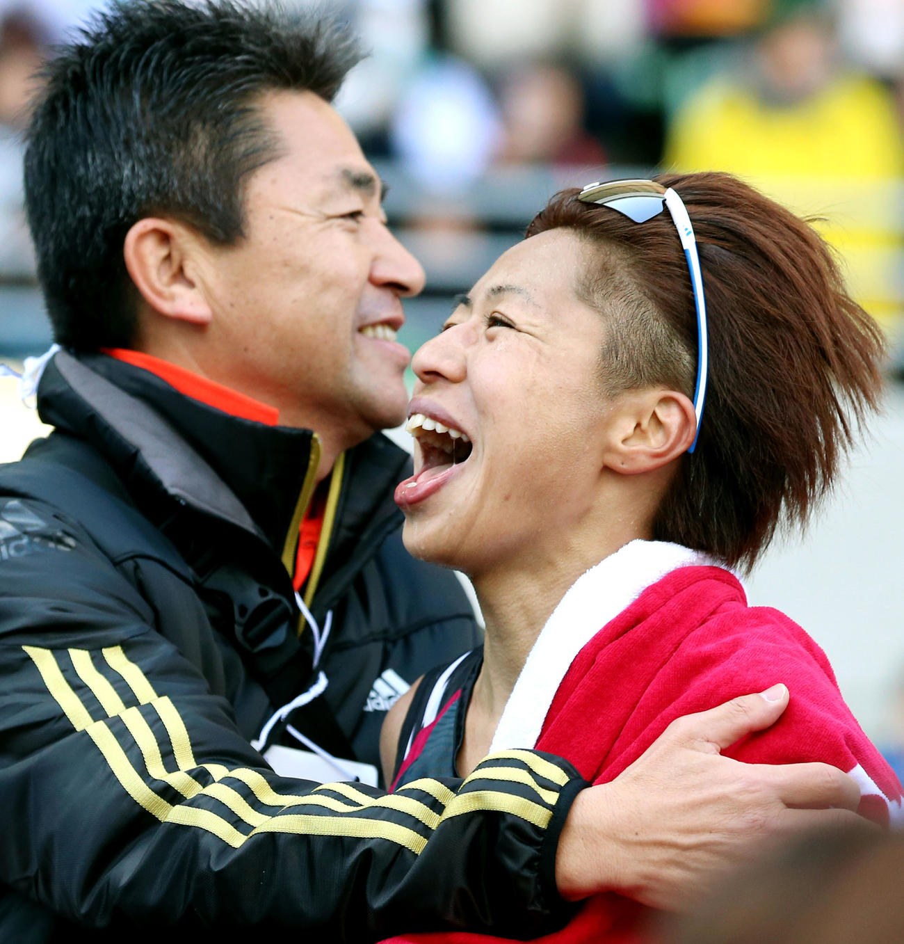 ゴール後、永山監督（左）と抱き合う福士