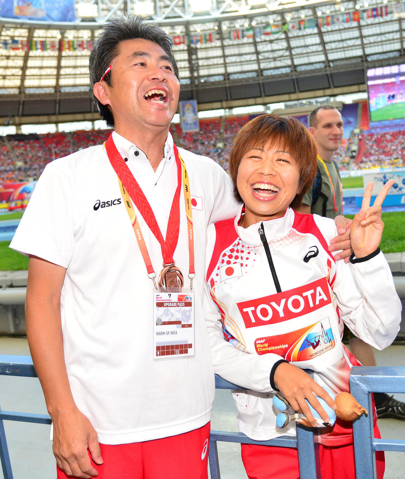 女子マラソン　表彰式後、永山監督（左）に銅メダルを首にかけてあげ仲良く記念撮影を行う福士