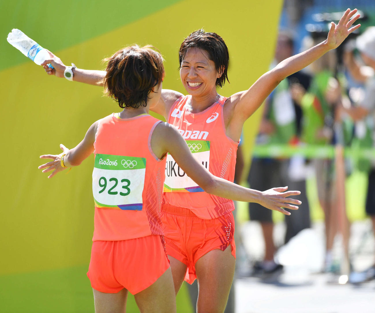 女子マラソン　19位でゴールした田中（背中）を笑顔で出迎える14位の福士