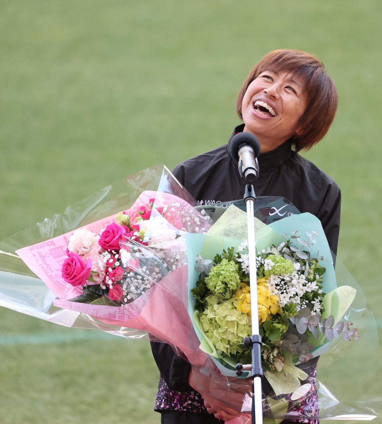 空を見上げながら引退スピーチをする福士（撮影・上田博志）