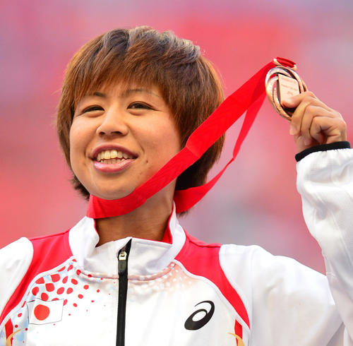 女子マラソン　表彰台に上がり銅メダルを掲げる福士