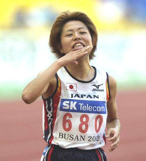 女子5000メートル決勝　自らの日本記録を更新しゴールに飛び込んだ福士はアイーンポーズを決める