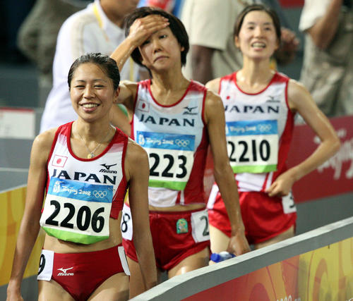 陸上女子1万メートル決勝　レース後（手前から）福士、渋井、赤羽はさまざまな思いでトラックを後にする